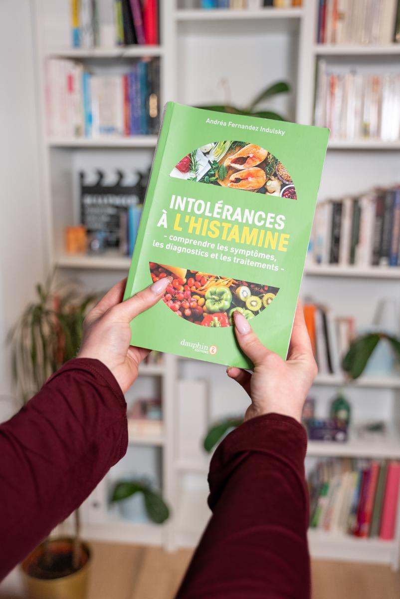 Buch über Histaminintoleranz in den Händen einer Frau