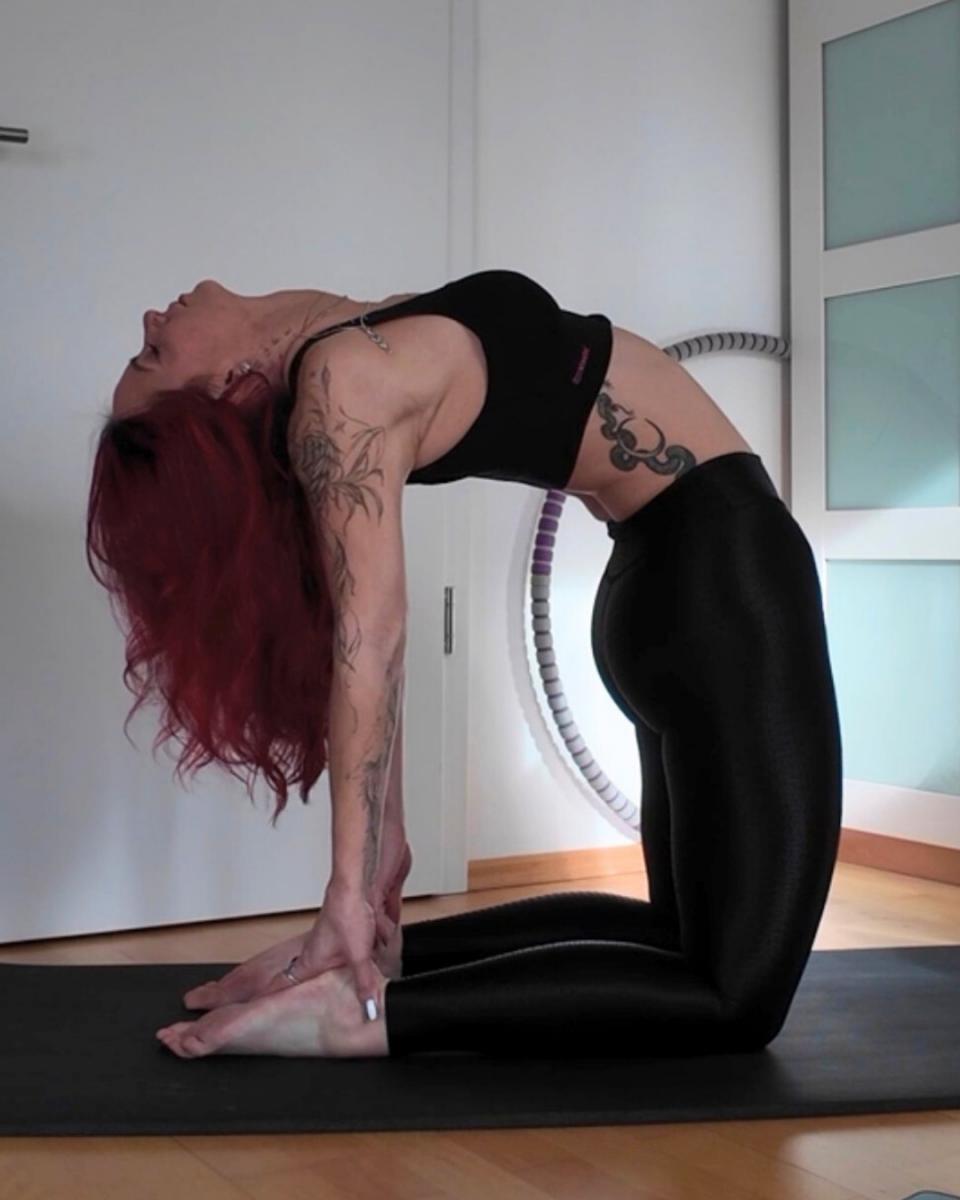 Lipödem Heldin Jule trägt die FLOW leggings von LIPOELASTIC und macht eine Yoga Routine damit