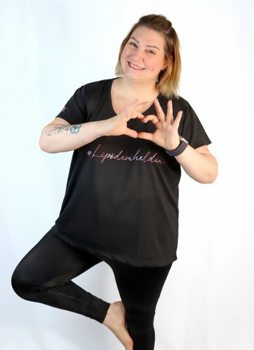 Lipödem Heldin Lyn, formt mit den Händen ein Herz