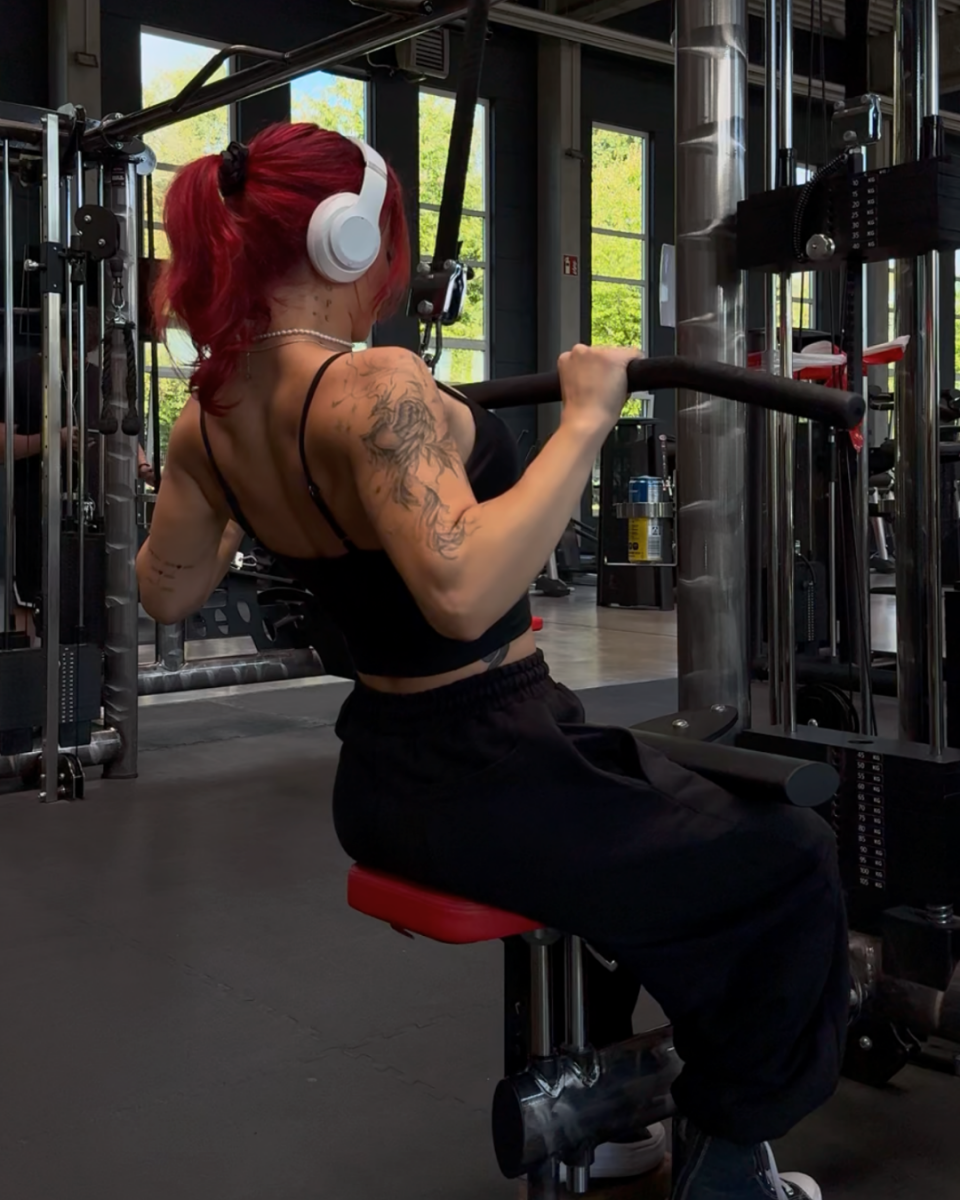 Lipödem Heldin Jule beim Oberkörper Training im Fitnessstudio